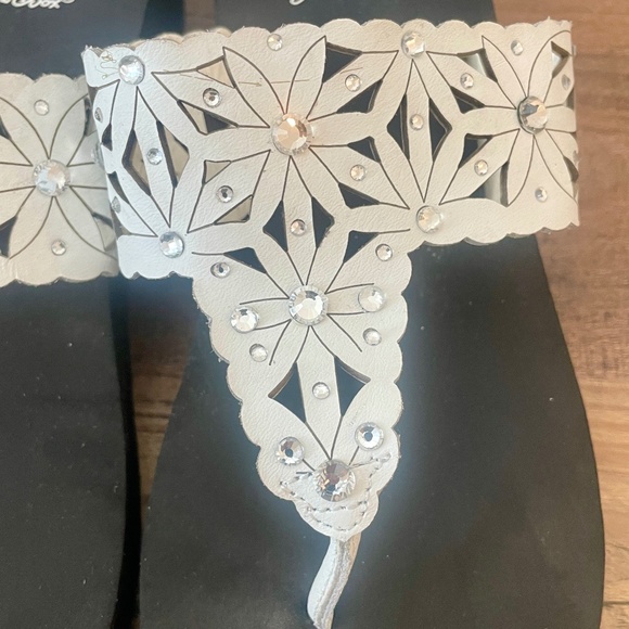 Yellowbox Sandals, T Strap, Black with White floral (rhinestones), 7.5 EUC - Picture 3 of 7